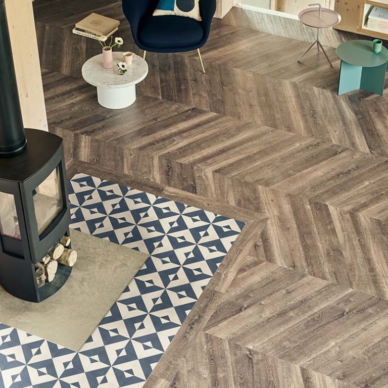 DC491 Echo Ink with AR0W7710 Aged Oak in living space.