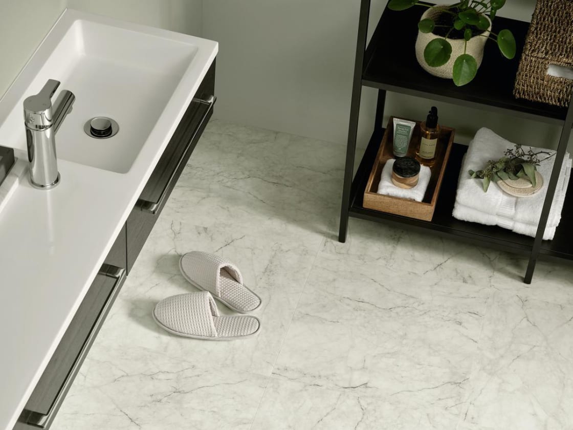 Stylish bathroom floor in Amtico Signature Onyx Marble AR0SOM30